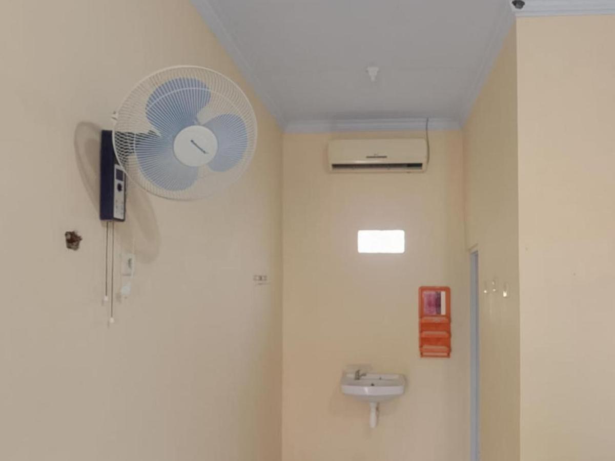 Zulfina Homestay Syariah Mitra Reddoorz Banyuwangi  Bagian luar foto