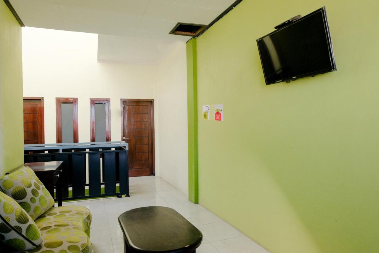 Zulfina Homestay Syariah Mitra Reddoorz Banyuwangi  Bagian luar foto