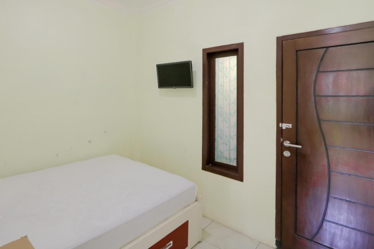 Zulfina Homestay Syariah Mitra Reddoorz Banyuwangi  Bagian luar foto